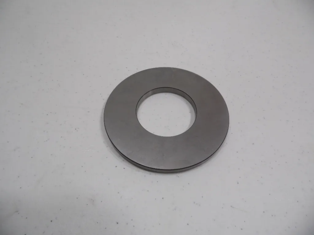 Plato liso de una Sundstrand Serie 20 modelo 20 sobre la mesa del taller: disco de acero con la cara pulida y el agujero al centro
